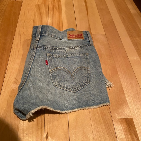 Levi’s low rise denim shorts - Picture 4 of 4
